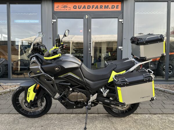 Motorrad QJMOTOR SVT 650X, ABS, 76,2 PS, Sitz- und Griffheizung, inkl. Kofferset